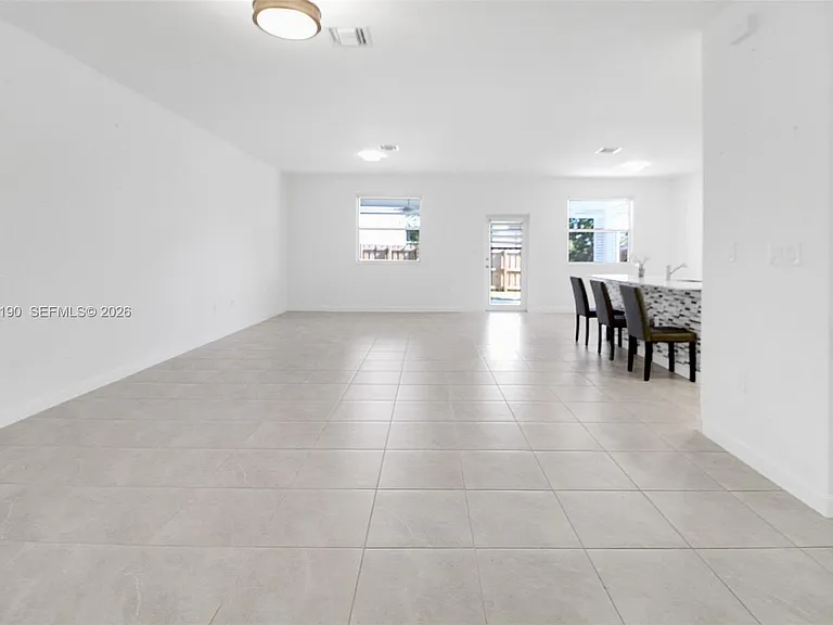 879 SE 26th Ter — Photo 43