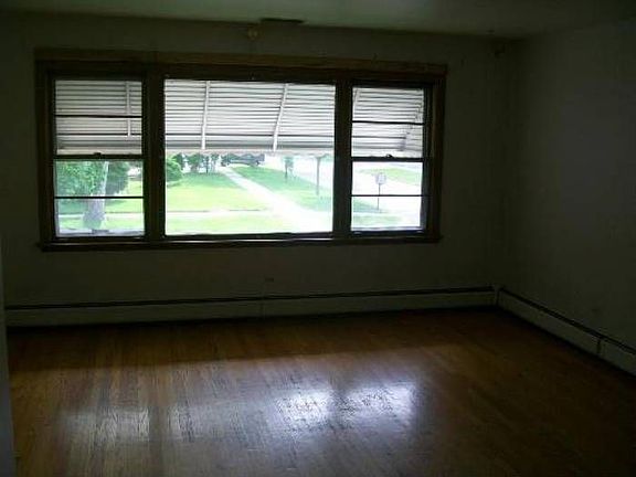 2nd image of 900 N 14th Ave