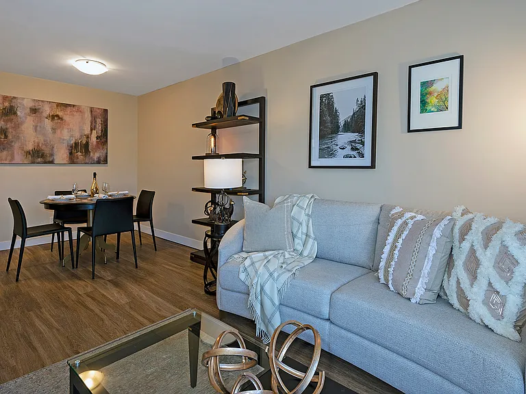 885 Westminster Ave — Photo 7