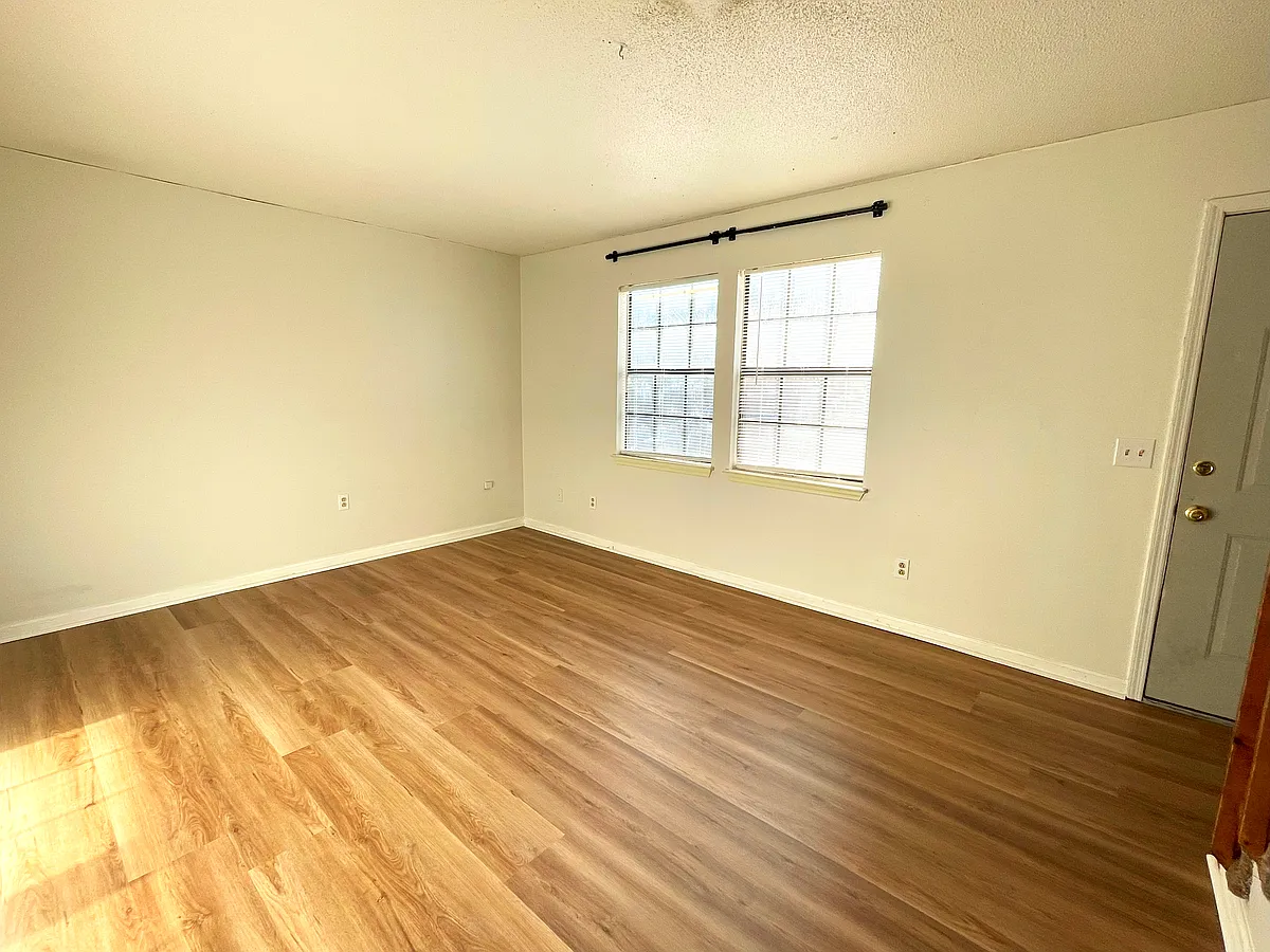 Building Photo - 9048 Daisy Dallas Rd #B