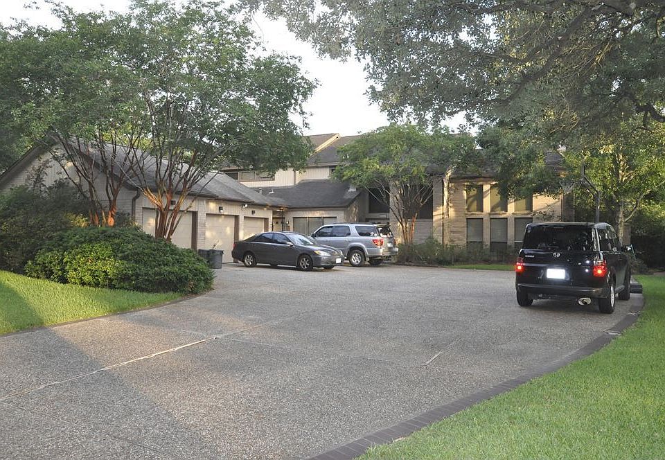 Driveway to house and 3 car garage