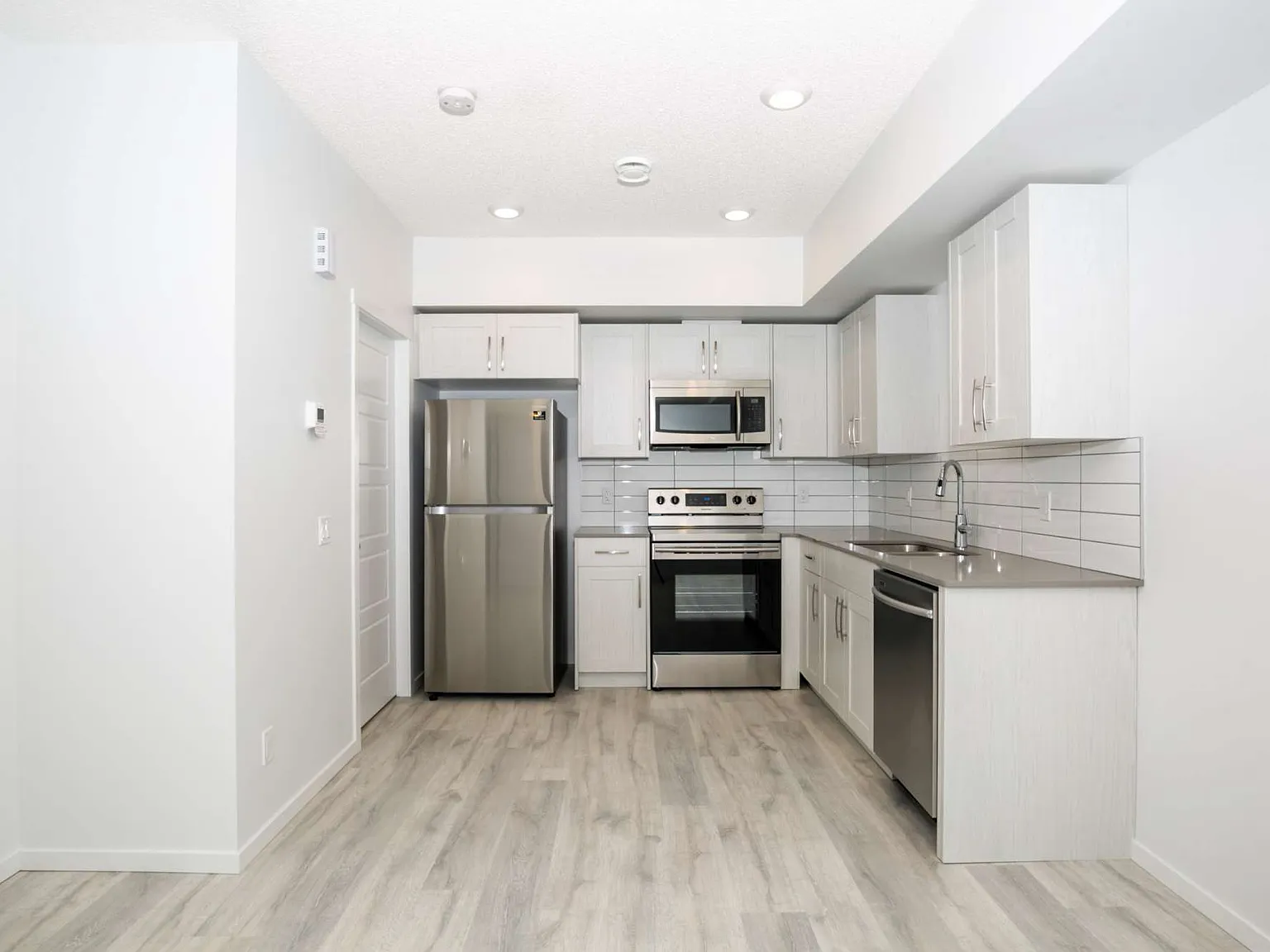 1 Bed 1 Bath Chappelle SW Edmonton Suite For Rent — Photo 2