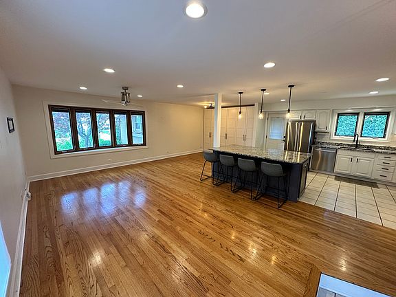 2nd image of 739 S Roosevelt Ave