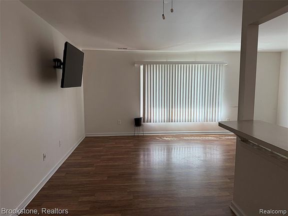 5th image of 23600 Kelly Rd APT 6