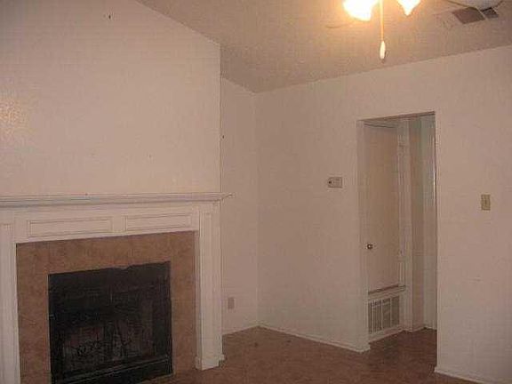 3rd image of 6004 Parkwood Dr #A