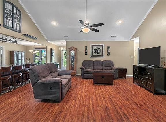 4th image of 889 Melanie Ave