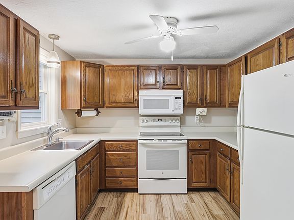 4th image of 17 Oakwood Circle #5
