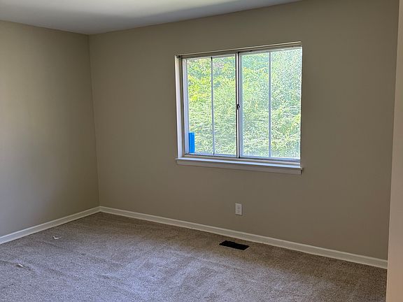 3rd image of 7 Bobolink Cir #W