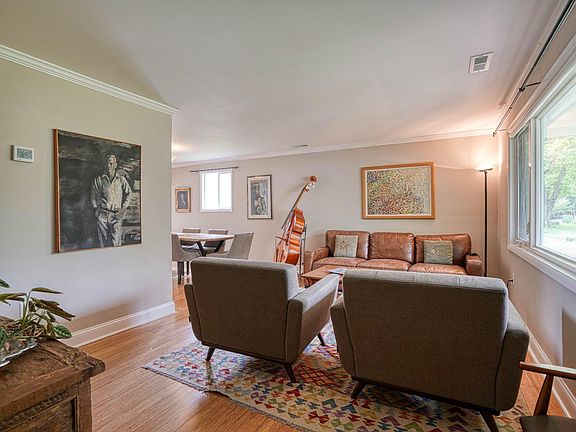5th image of 306 W Oak Ave