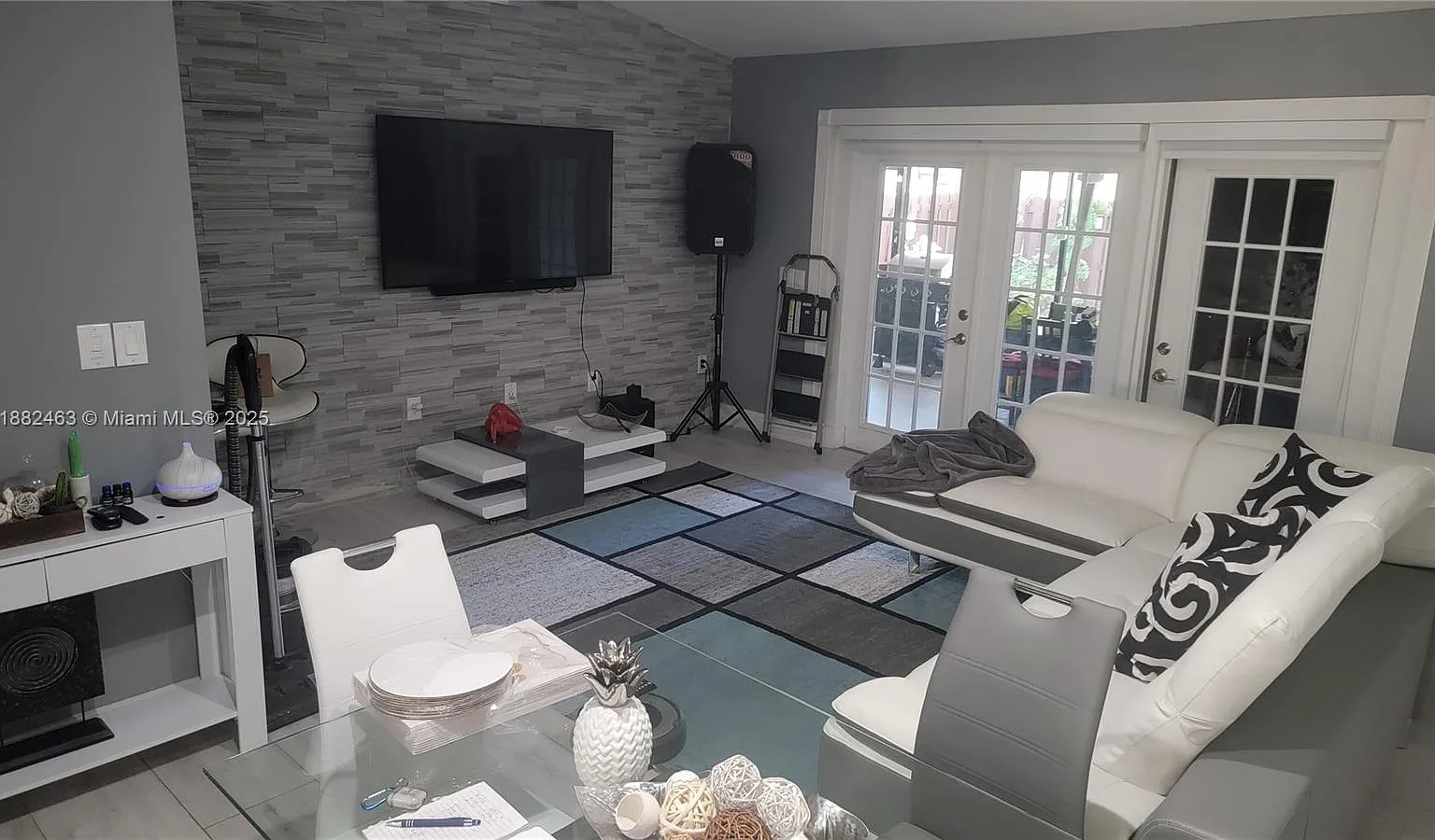 2 bed, 1060 sqft, $2,700 — Photo 1