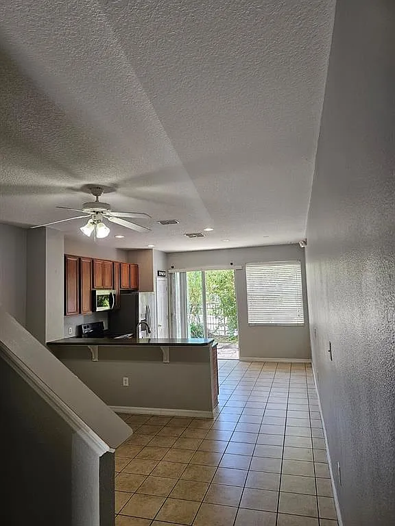3 bed, 3.0 bath, 1394 sqft, $2,100 — Photo 3