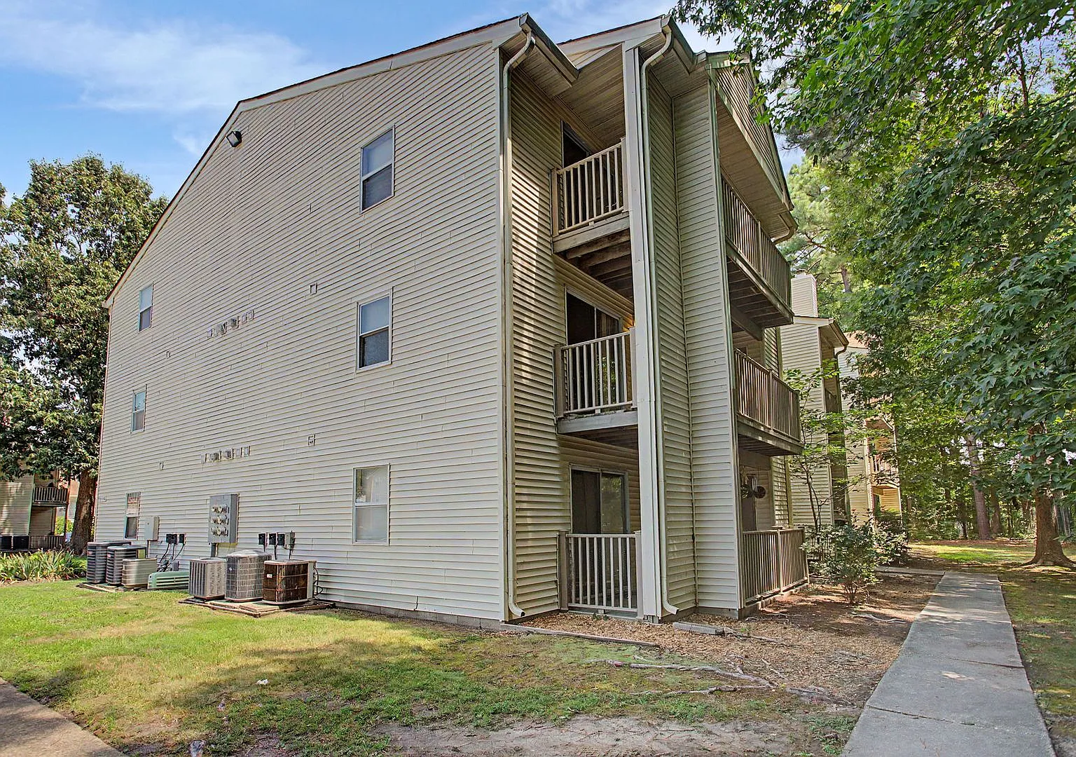 540 Pineland Circle Newport News VA 23608 — Photo 1