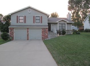 2843 SW Cannock Chase Rd, Topeka, KS 66614