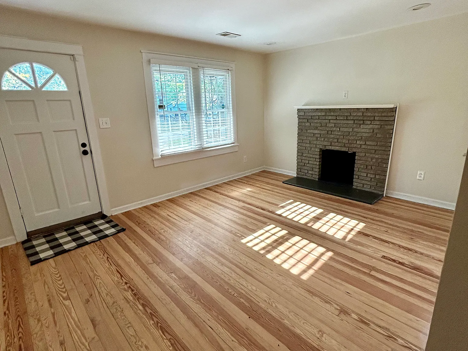 3 bed, 1942 sqft, $2,400 — Photo 2