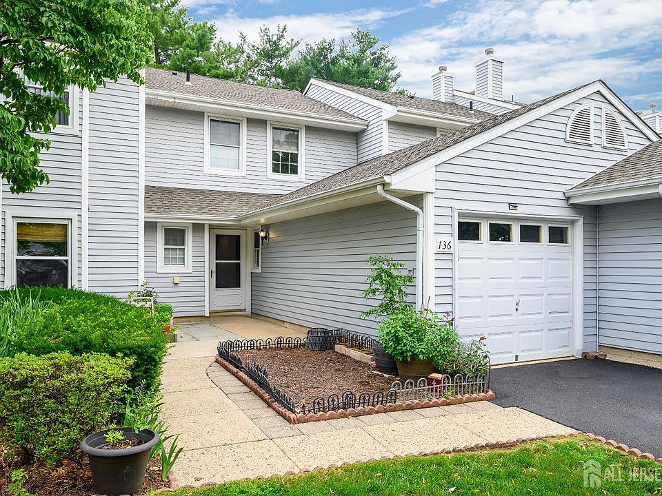 1st image of 136 Woodmere Dr