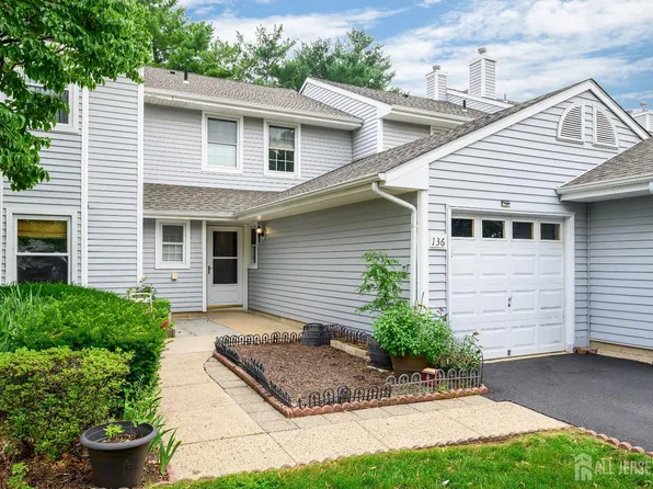 136 Woodmere Dr, Parlin, NJ 08859