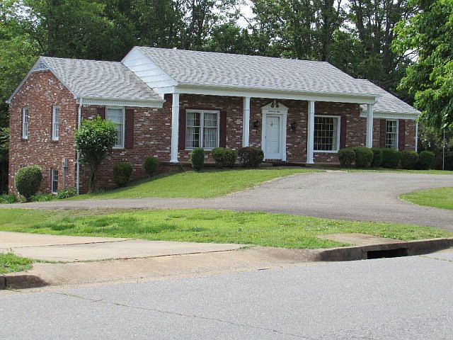 2nd image of 1609 Meadowview Ln