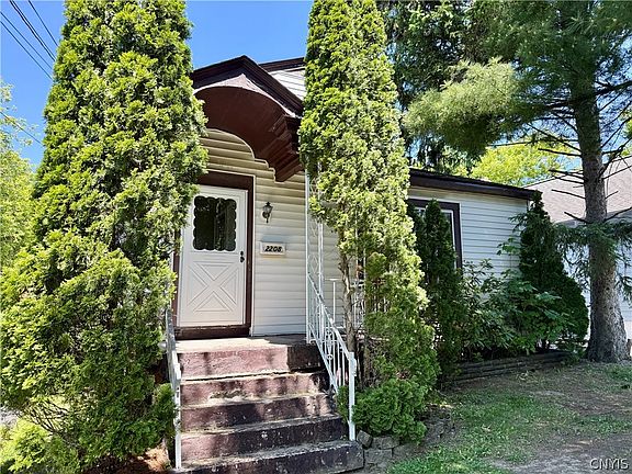 4th image of 2208 Caroline St