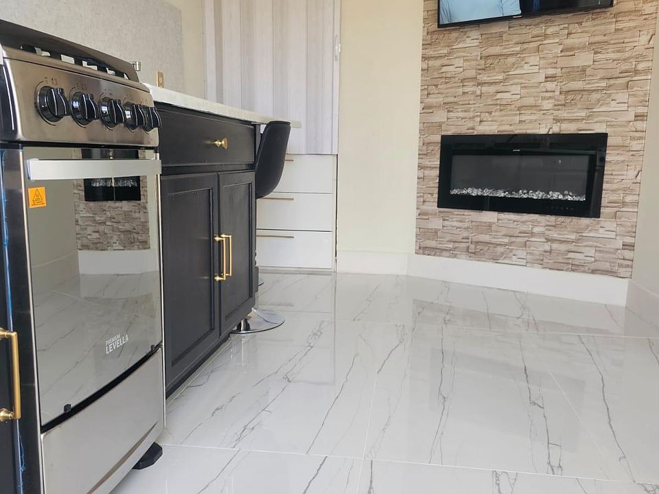 1st image of 985 W 67th St #1