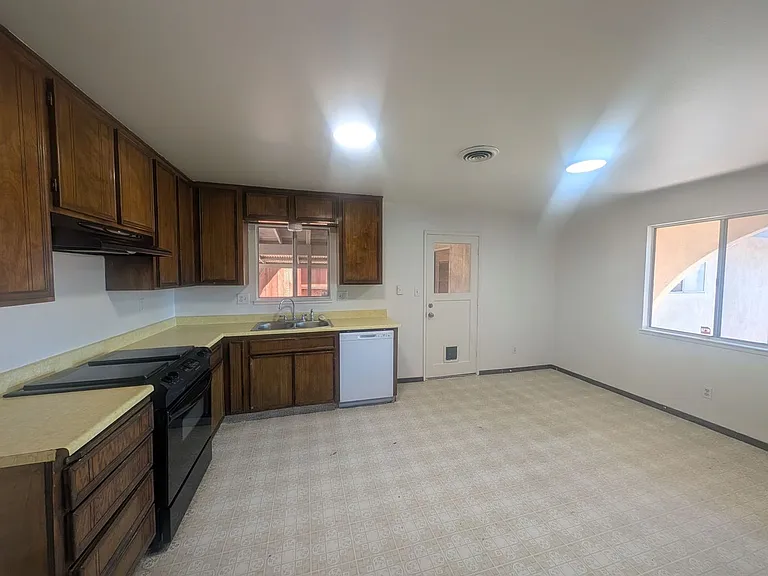 2661 Dow St — Photo 3