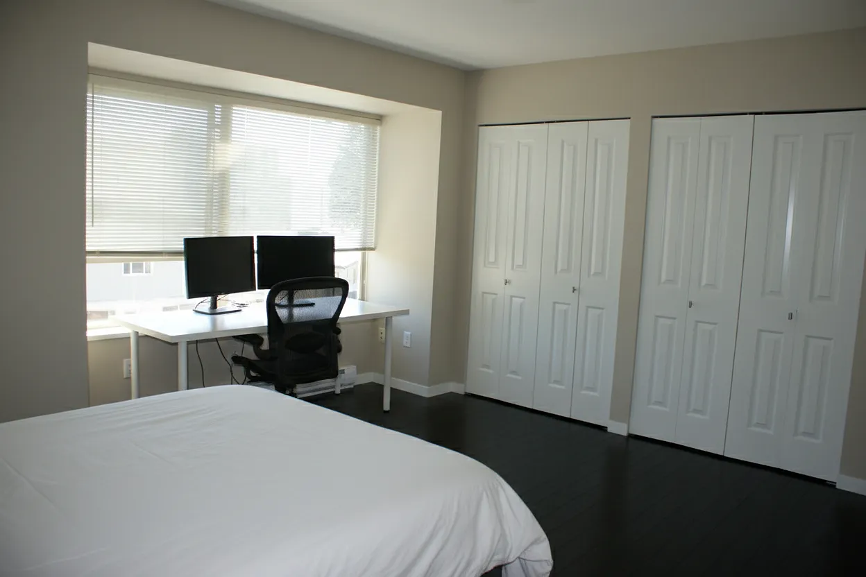 9229 University Cres photo 1