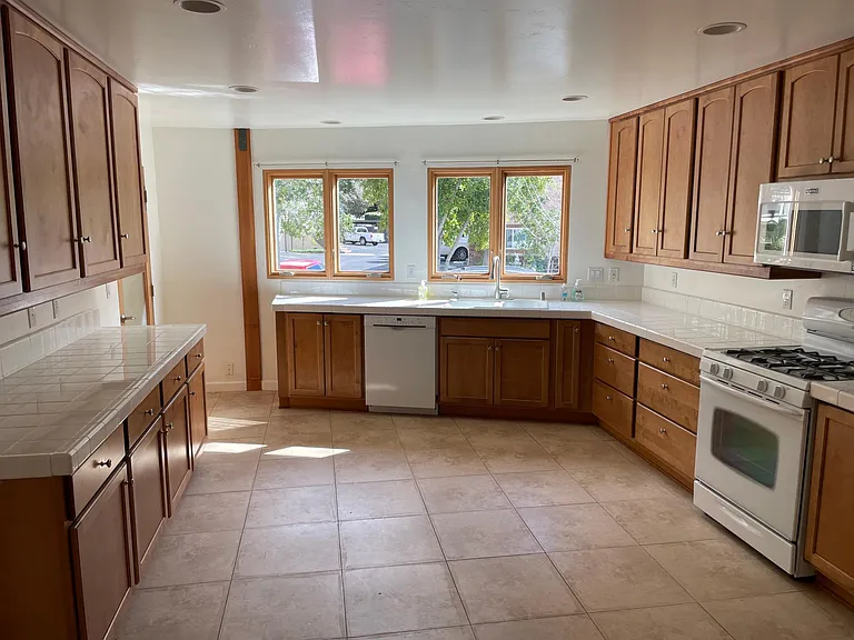 1646 Maple Ave — Photo 3
