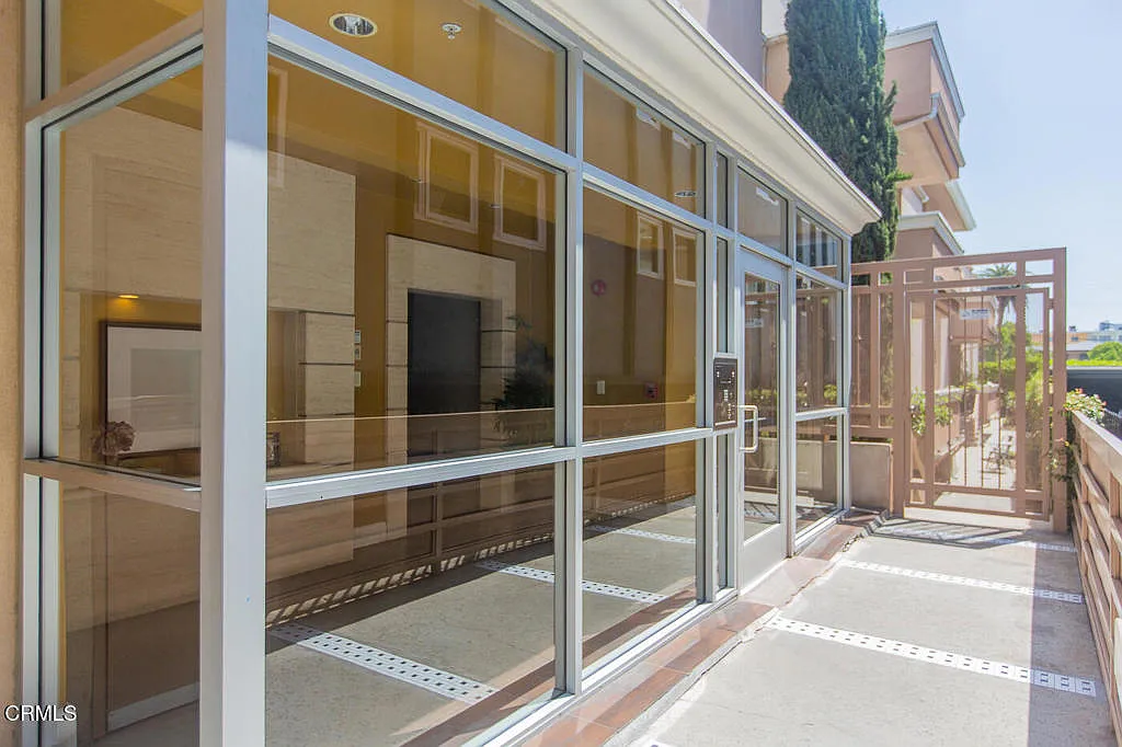 2 bed, 2.0 bath, 1200 sqft, $3,100 — Photo 2