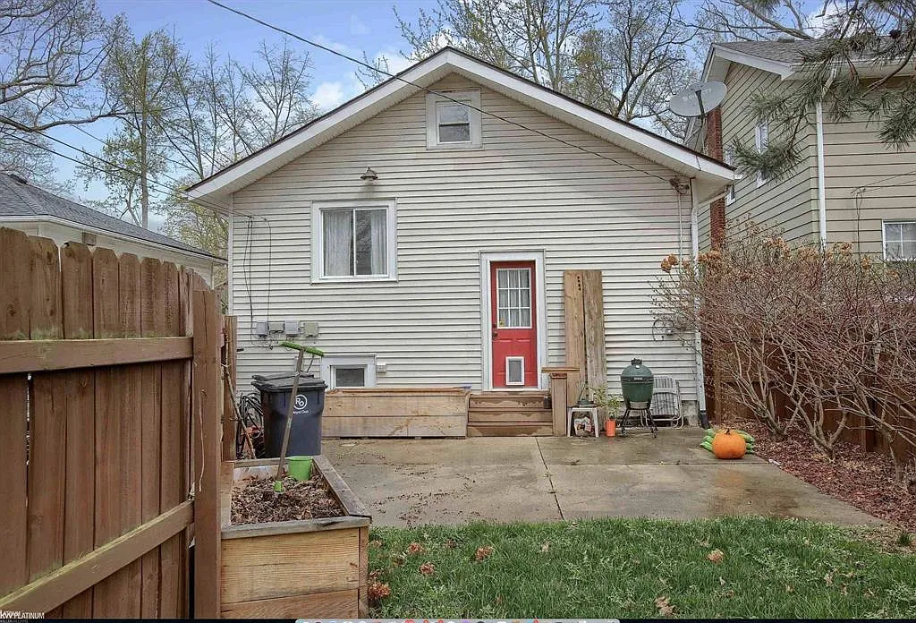 736 Gardenia Avenue - 1 — Photo 4