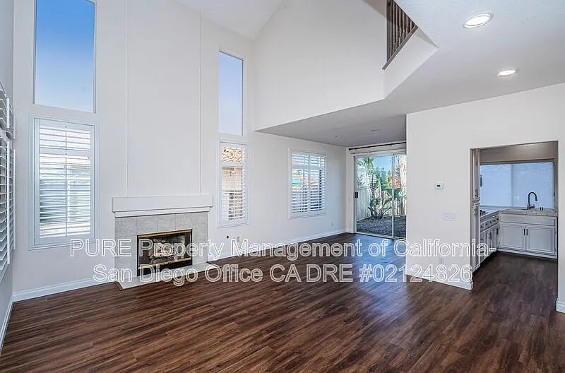 3 bed, 2.5 bath, 1556 sqft, $4,295 — Photo 3