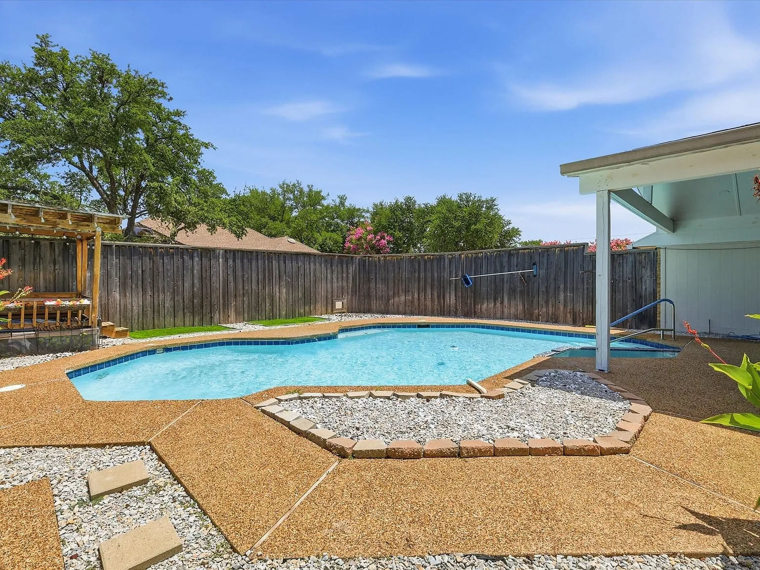 3 bed, 2.0 bath, 1959 sqft, $2,600 — Photo 2