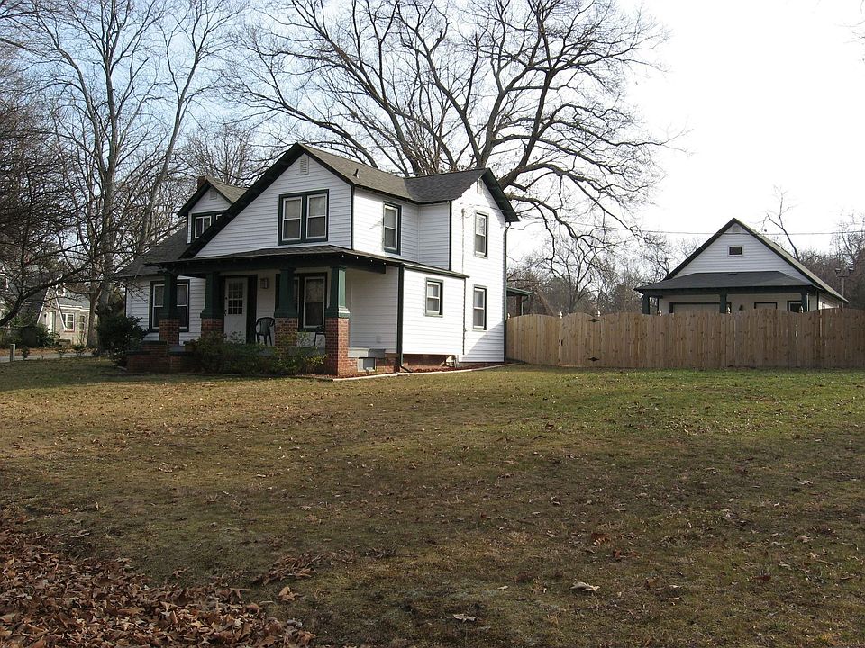 Charming cape house on almost an acre!