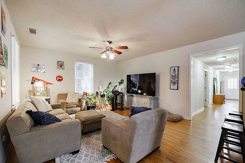 3 bed, 2.0 bath, 1472 sqft, $2,000 — Photo 3