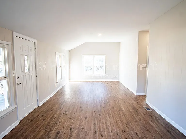 1138 Valley Dr — Photo 6
