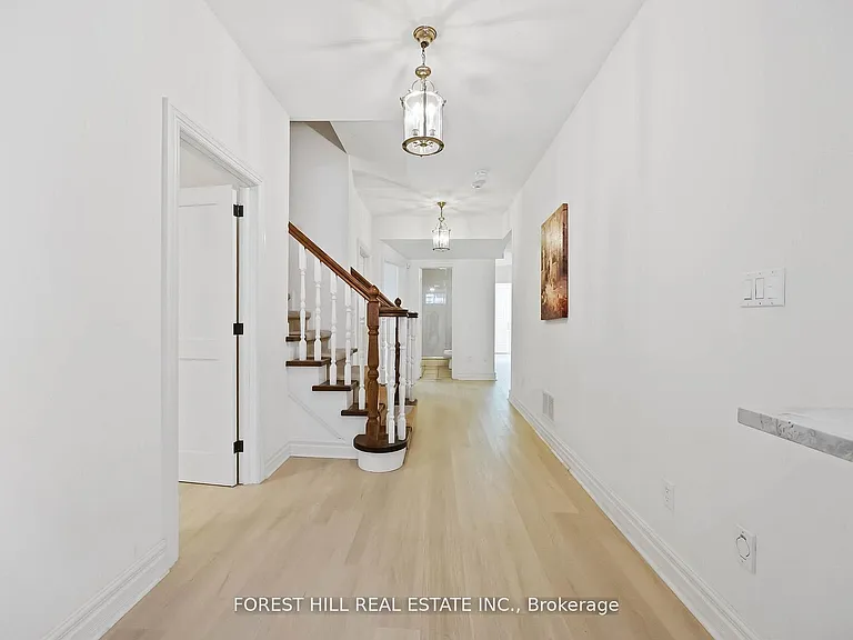 42 Cotswold Cres #LOWER — Photo 2