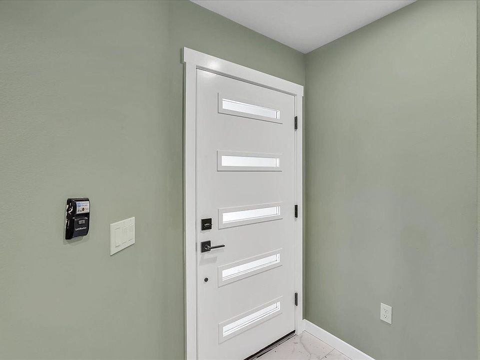 1st image of 3117 NE 133rd St #C