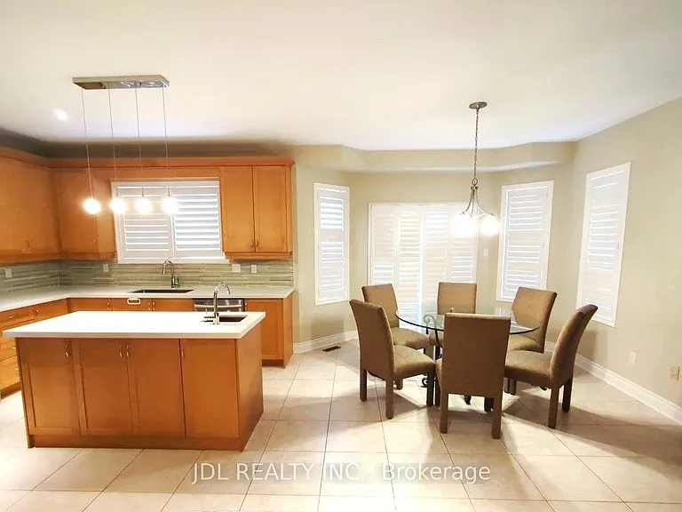 6 Odessa Cres — Photo 5