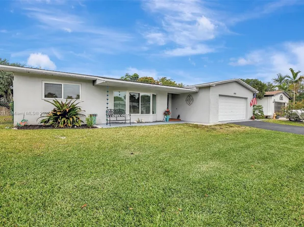 9460 NW 3rd St, Pembroke Pines, FL 33024