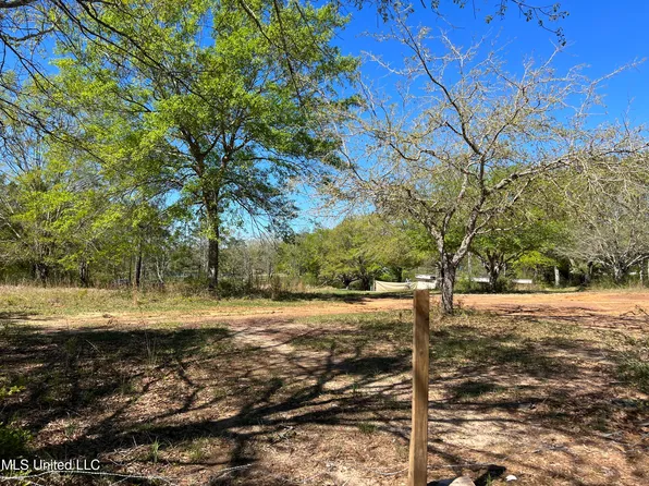 21261 Deerwood Rd, Kiln, MS 39556