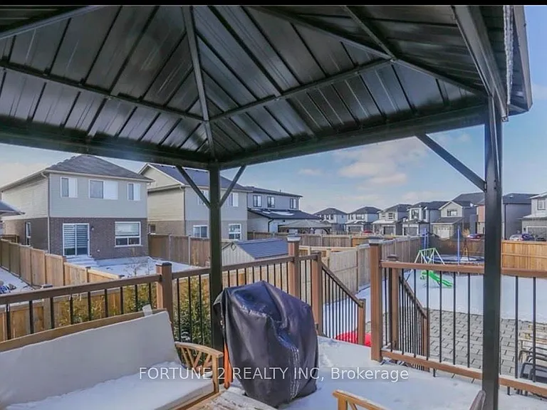 1877 Foxridge Cres — Photo 13