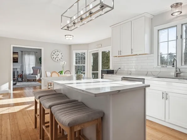 8 Lone Oak Cir, Holliston, MA 01746