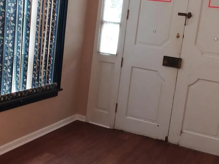 Entry/Dining Room with vinyl Floors (old paint color)
