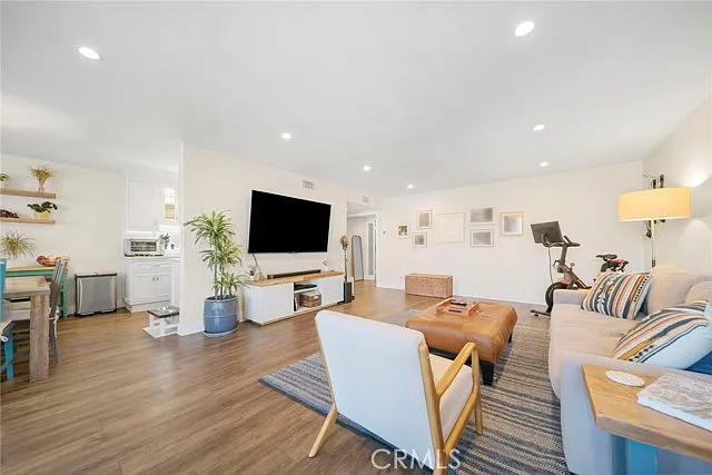 5301 Balboa Blvd #C6 — Photo 1