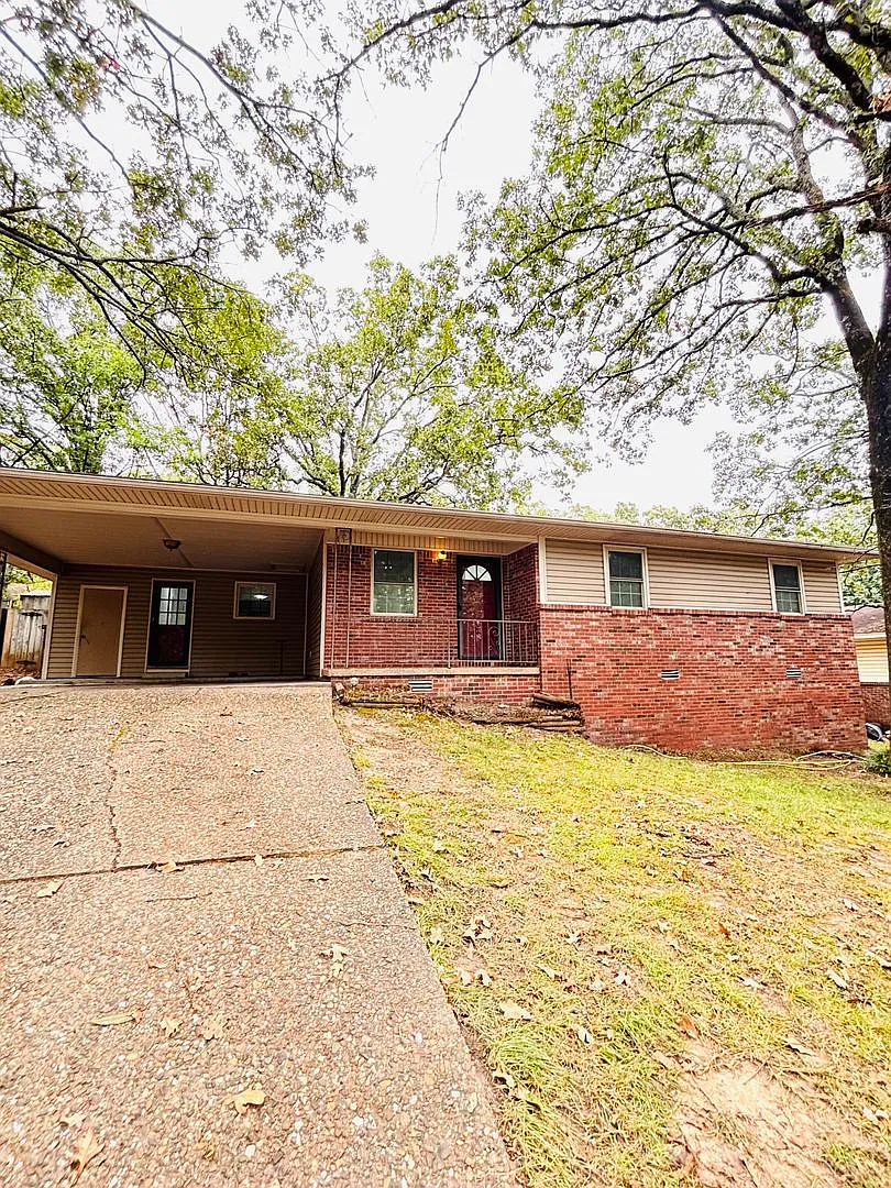 For Rent Spacious 4-Bedroom Home in North Little Rock — Photo 1