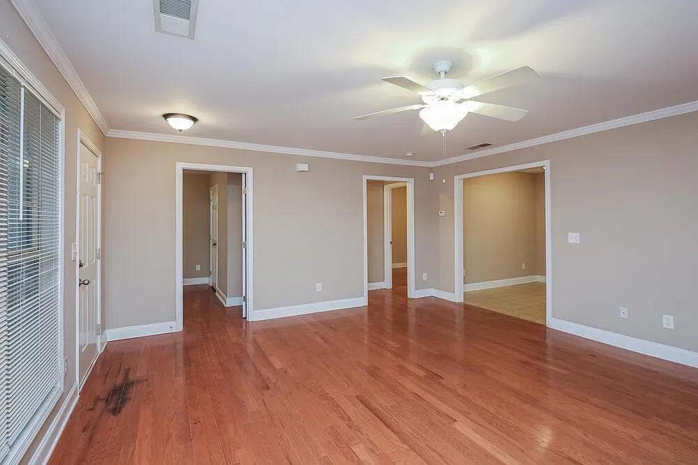 3 bed, 2.0 bath, 1334 sqft, $2,020 — Photo 3