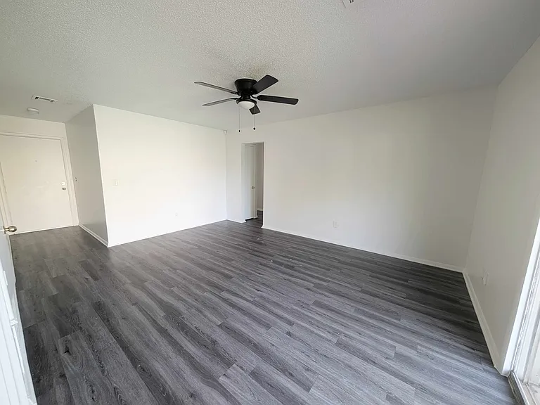407 Lotus Ave — Photo 3