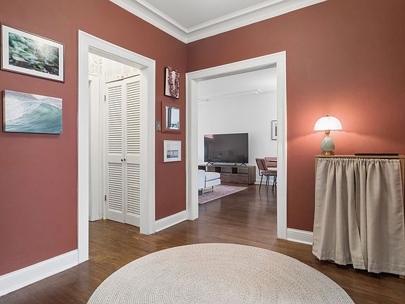 4th image of 435 W Aldine Ave #17