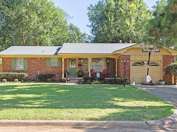3rd image of 1516 Oakwood Dr