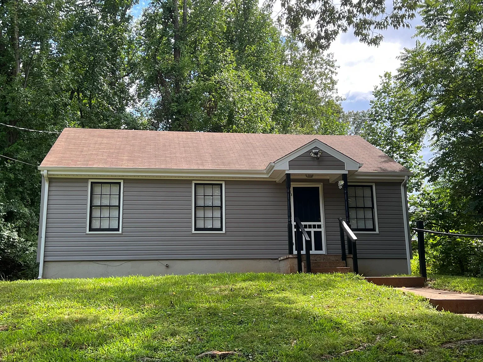 3 bed, 822 sqft, $1,195 — Photo 1