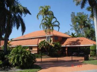 7180 N Oakmont Dr, Hialeah, FL 33015