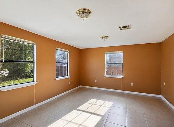 3rd image of 2408 Lyndell Dr